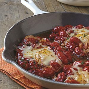 Skillet-Baked Eggs with Blistered Cherry Tomatoes | California Olive Ranch